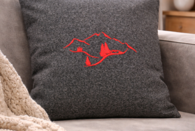 Coussin brodé montagne rouge