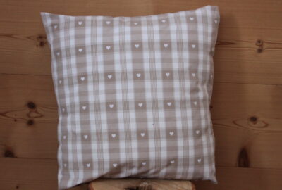 Coussin Petits coeurs tissu carreaux beige 40cm x 40cm