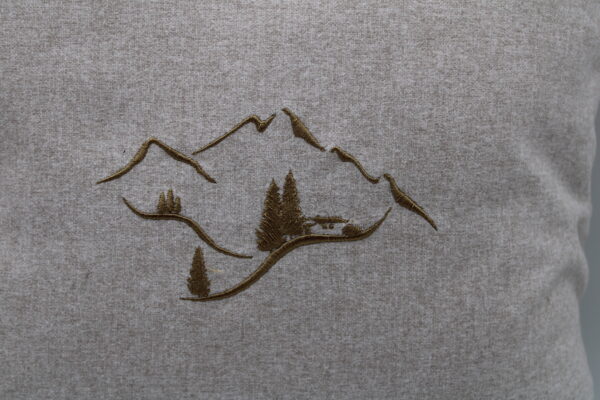 Housse de coussin brodée Montagne – Image 2