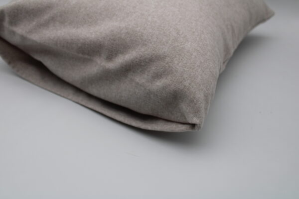 Housse de coussin brodée Montagne – Image 3