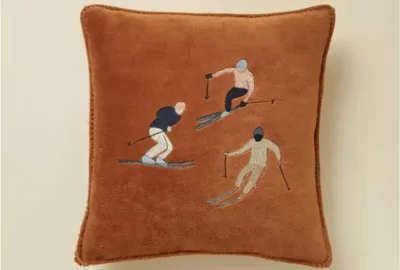 Housse de coussin polaire brodée Après ski caramel