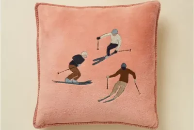 Housse de coussin polaire brodée Après ski rose thé