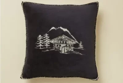 Housse de coussin polaire brodée Chalet d'alpage charbon