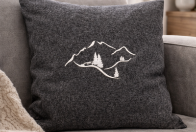 Coussin brodé montagne