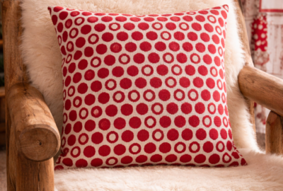 Coussin jacquard graphique rouge – Motif pois design