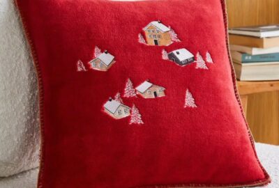 Housse de coussin polaire brodée
