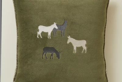 Housse de coussin polaire brodée RDV au pré