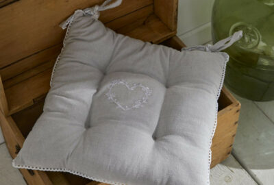 Galette de chaise tissu avec broderie coeur