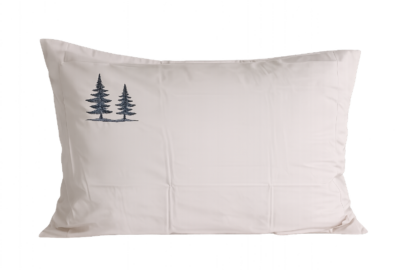 taie rectangulaire brodée Refuge des Sommets avec skieurs et sommets enneigés dans une chambre chalet de montagne haut de gamme.