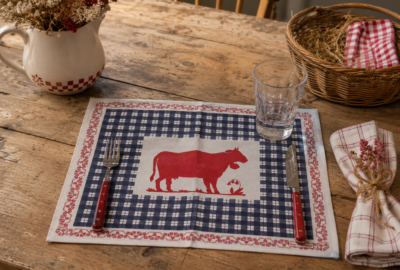 Set de table campagne vichy bleu et blanc – Décor vache – 40,5 x 49,5 cm