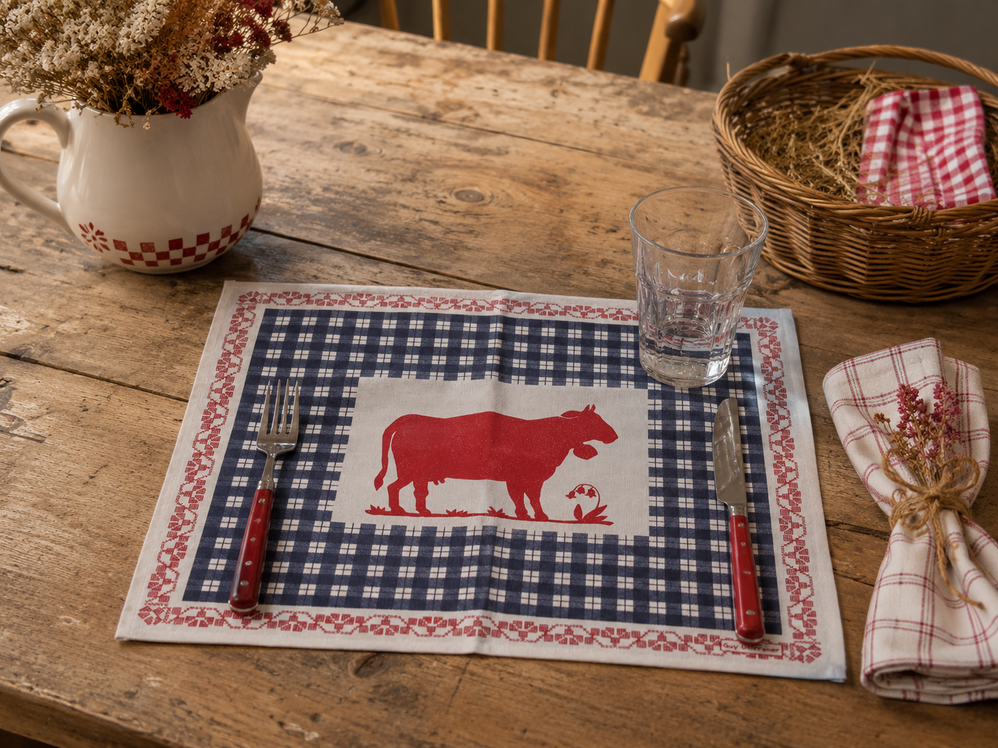 La corde à Linge - L'esprit montagne - voilages rideaux bain linge de maison Vosges Gérardmer Set de table campagne vichy bleu et blanc – Décor vache – 40,5 x 49,5 cm