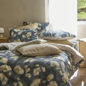 Détail du drap-housse En Apesanteur, motif gris orage et beige