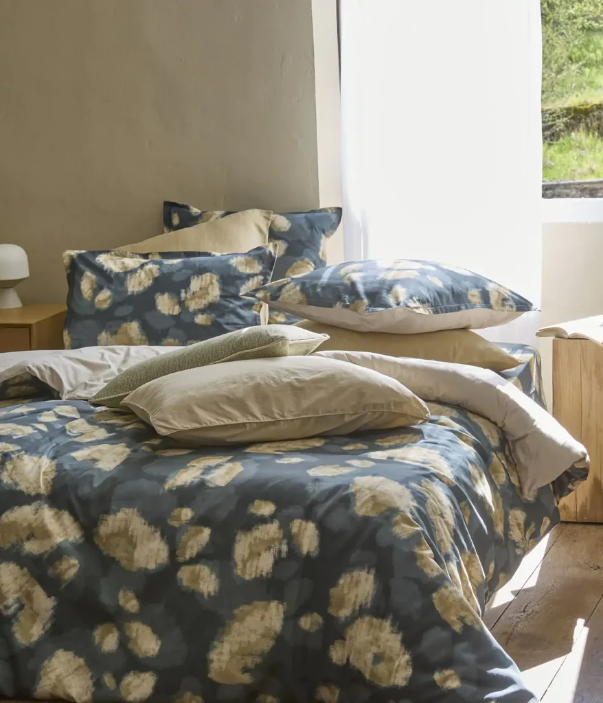 Détail du drap-housse En Apesanteur, motif gris orage et beige