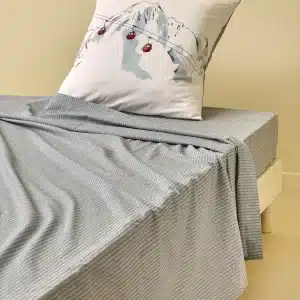 Détail du drap plat Rendez-vous au sommet à motif chevrons gris