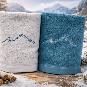 Linge éponge Montagne brodé Alu et Lagon en situation
