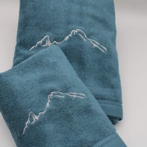 Détail de la broderie gris Alu sur éponge Lagon