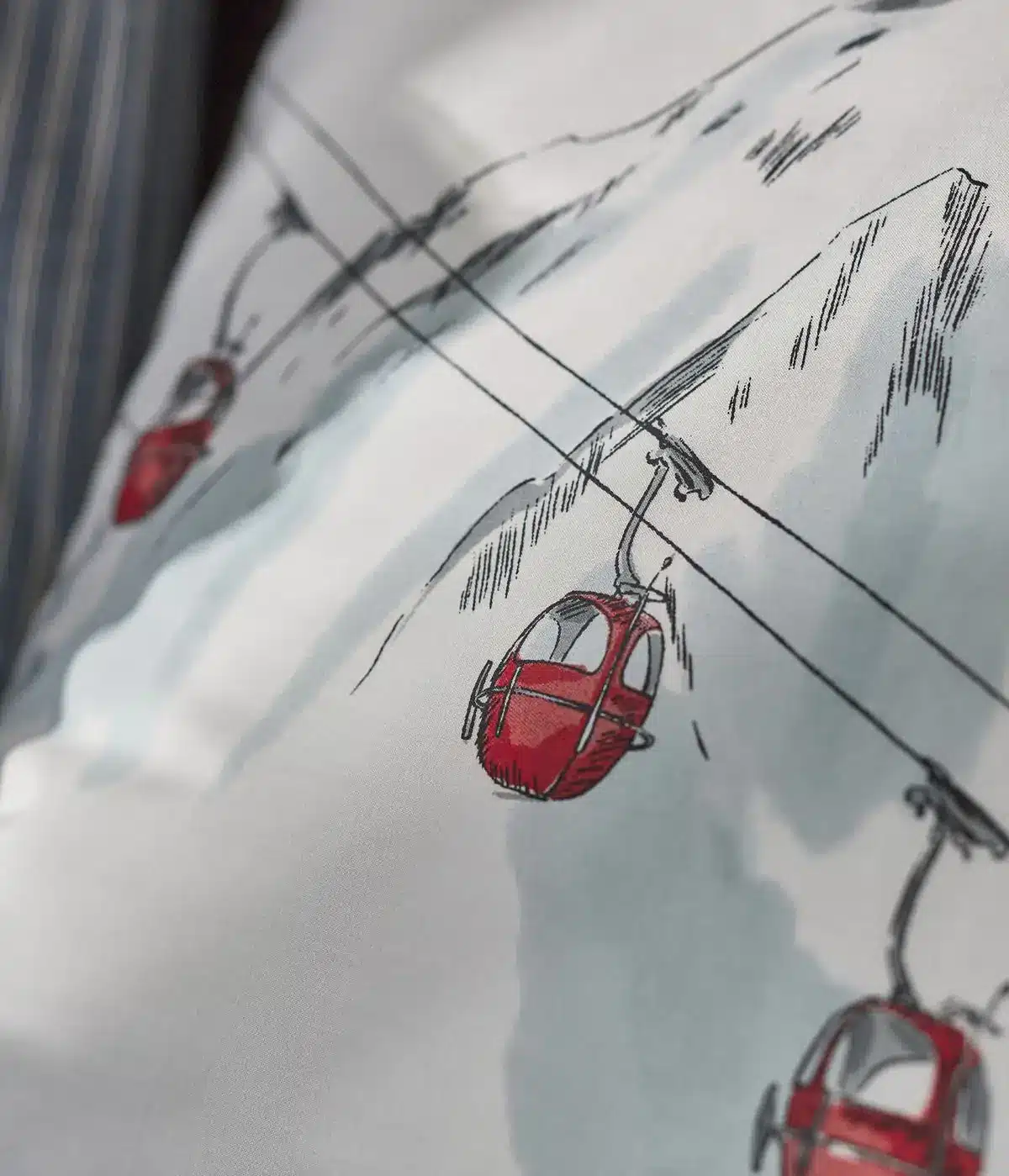 Détail de la housse de couette Rendez-vous au sommet, motif montagne