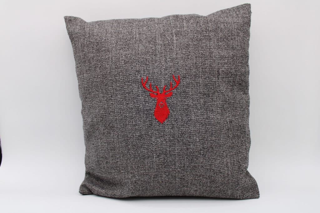 Housse de coussin brodée Cerf rouge 40 x 40 cm – vue d’ensemble
