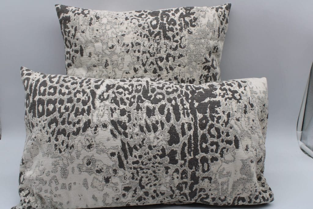 Housse de coussin jacquard Vera taupe – vue d’ensemble