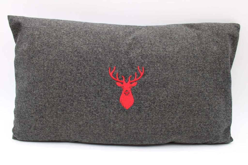 Housse de coussin Tête de Cerf façon lainage 30 x 50 cm – vue d’ensemble