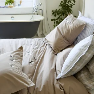 Parure de lit brodée Au cœur de la vallée taupe Sylvie Thiriez