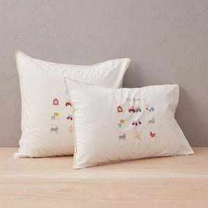 Taies d’oreiller À la ferme à petits motifs colorés sur fond blanc