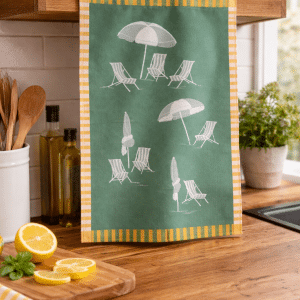 Torchon jacquard Plein Soleil vert à motifs de parasols – mise en situation
