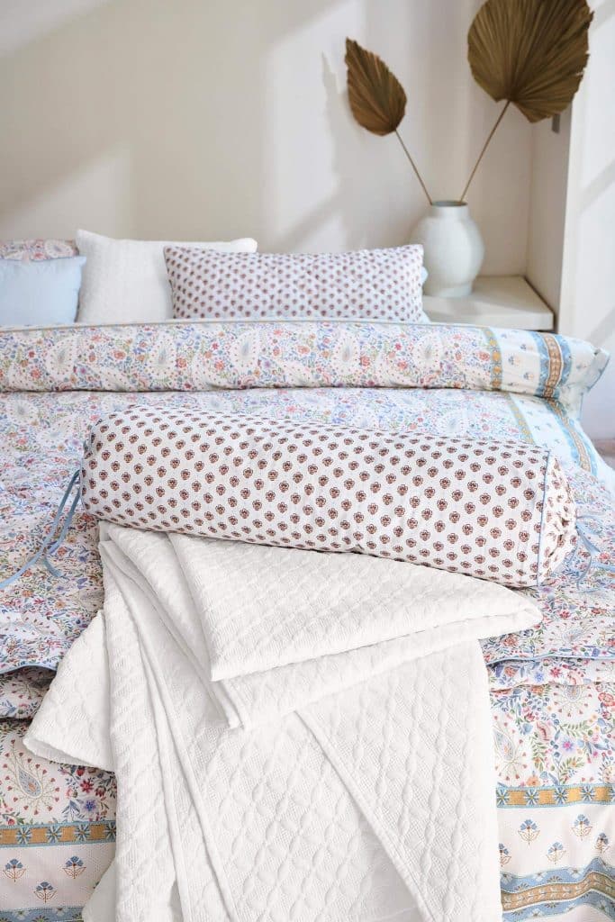 Traversin Jaipur Flower bleu clair – mise en situation