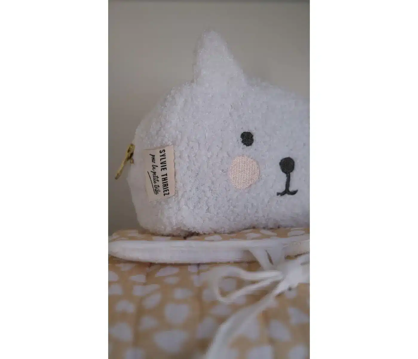 Détail de la petite trousse Petit cœur en polaire bouclée avec oreilles de chat