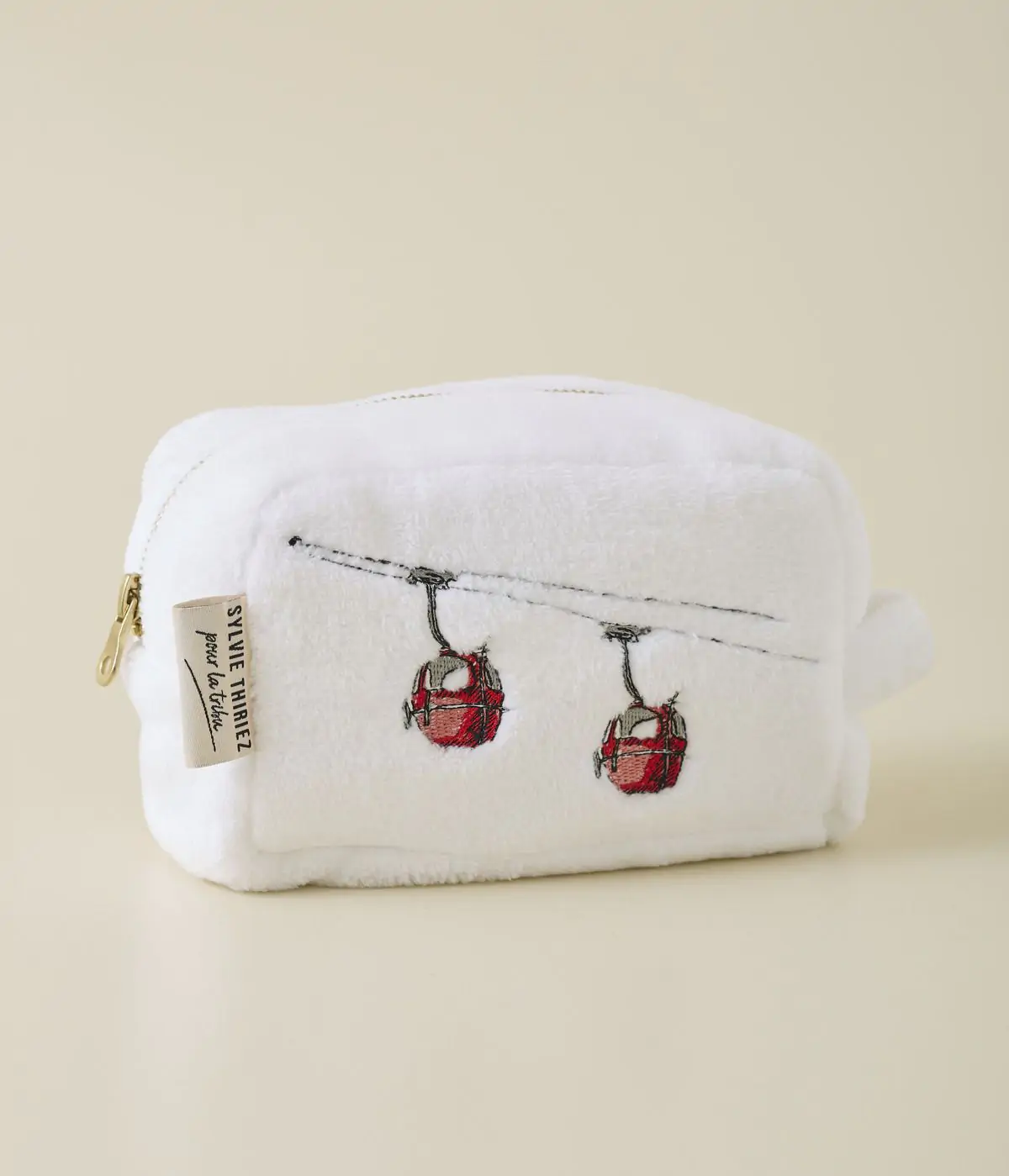 Trousse polaire RDV au sommet en velours blanc, brodée de deux télécabines rouges – Sylvie Thiriez